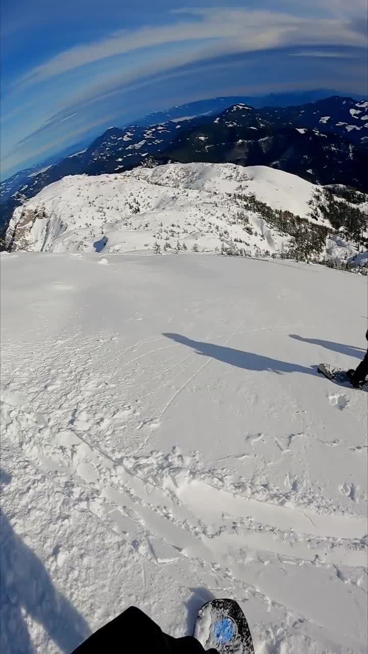 垂直视频拍摄的自由式单板滑雪运动员在山上滑雪视频素材