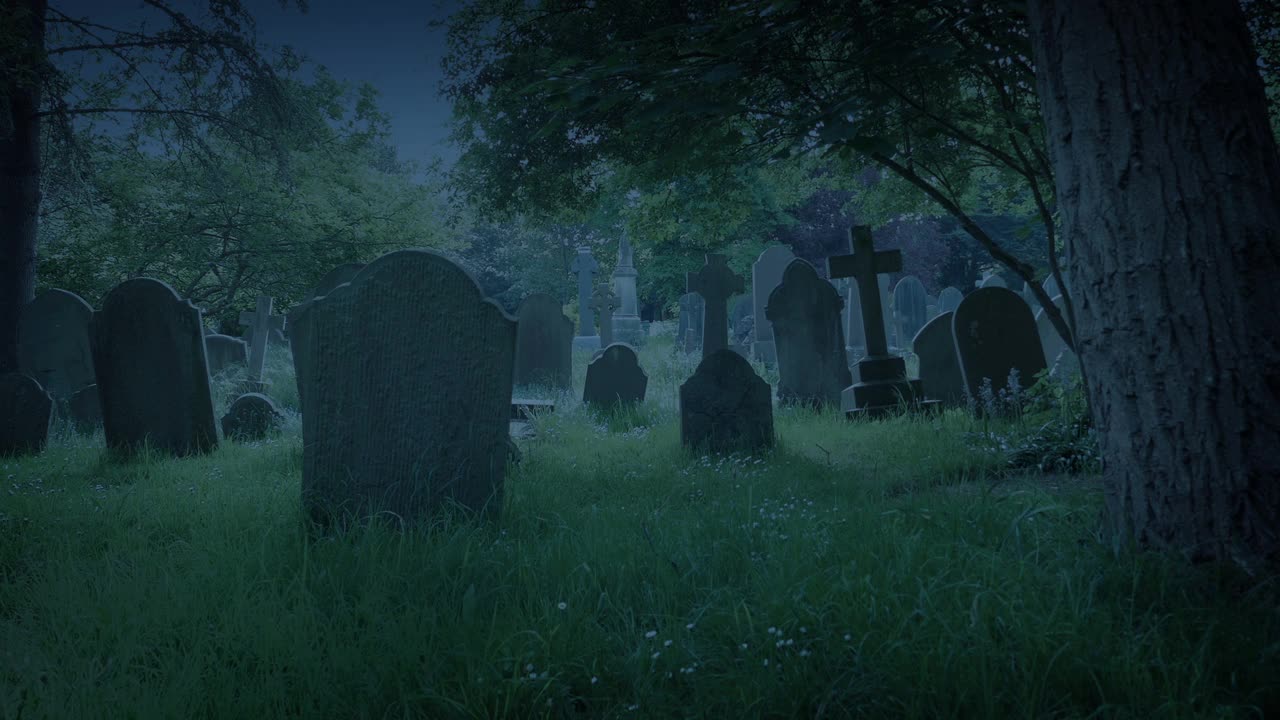 晚霞中的教堂墓地视频素材