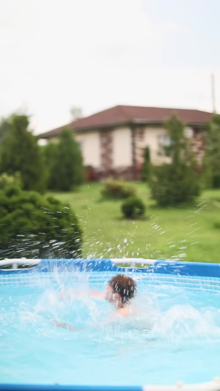 小男孩在游泳池里游泳视频素材