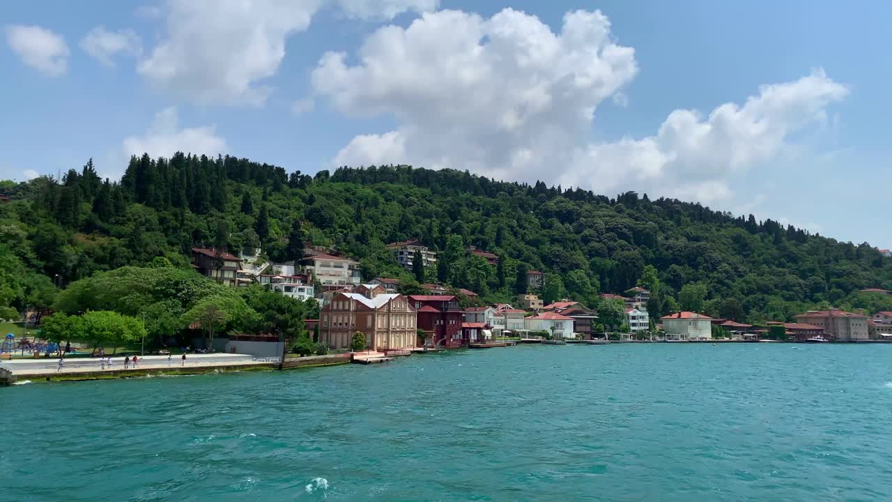 伊斯坦布尔博斯普鲁斯(Bosphorus)设计的名为“坎迪利”(Kandilli)的高档社区的豪宅片段。在阴天的夏天，这是一个美丽的夏日景象。视频素材