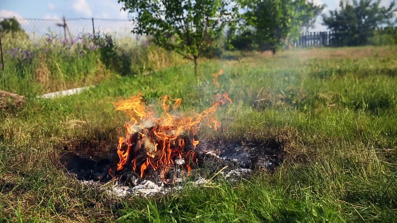 一场大火点燃了乡下的干草视频下载