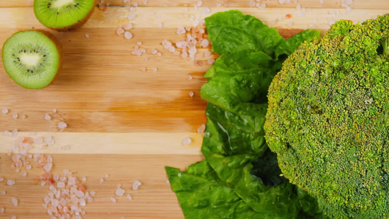 混合吸管美味的蔬菜和绿色植物冰沙特写。用新鲜奇异果和花椰菜调制的多汁鸡尾酒。减肥和减肥的概念。健康的饮食习惯视频素材