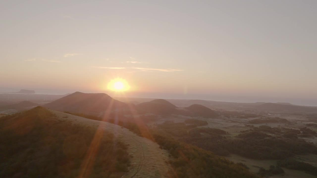 秋天阳光照耀下的“寄生火山”/韩国济州岛视频素材