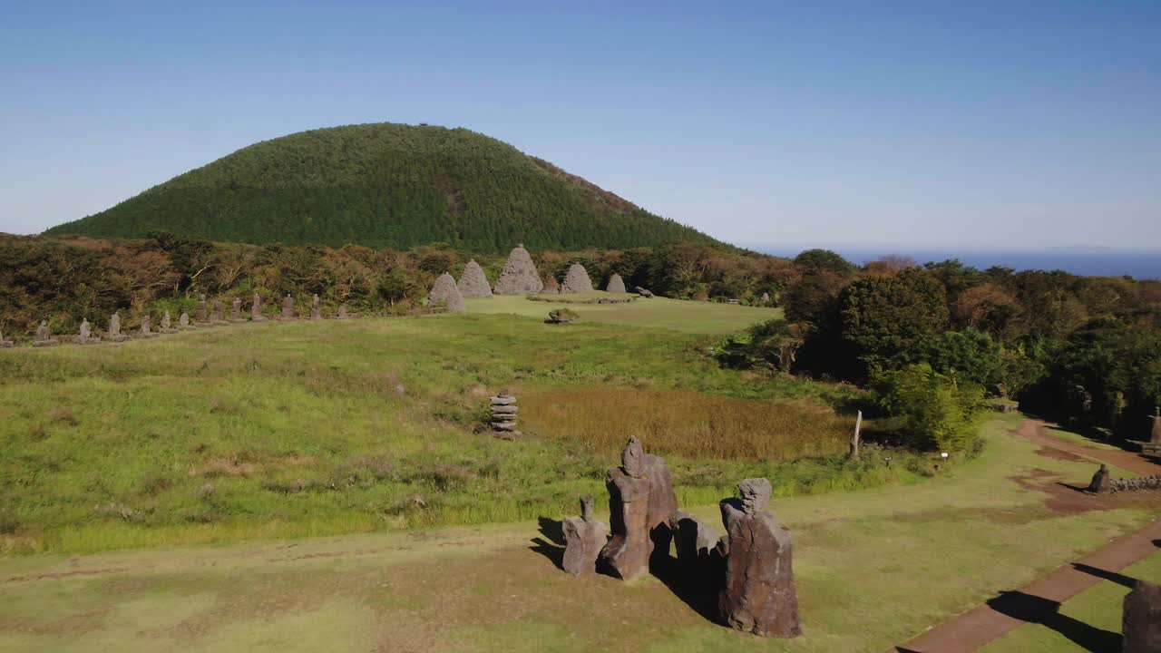 韩国济州岛，九川郡济州岛石碑公园的石塔景观视频素材