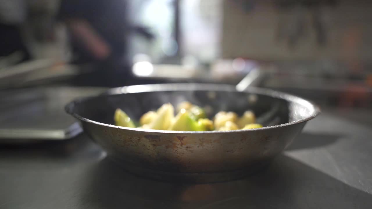 在平底锅上煎蔬菜。厨师在餐馆的厨房里炸花椰菜。视频素材