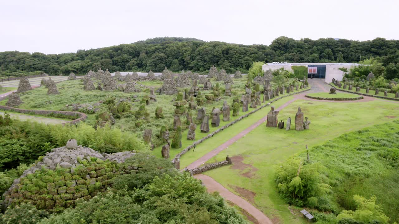 韩国济州岛，九川郡济州岛石碑公园的石塔景观视频素材