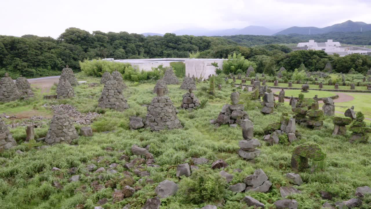 韩国济州岛，九川郡济州岛石碑公园的石塔景观视频素材