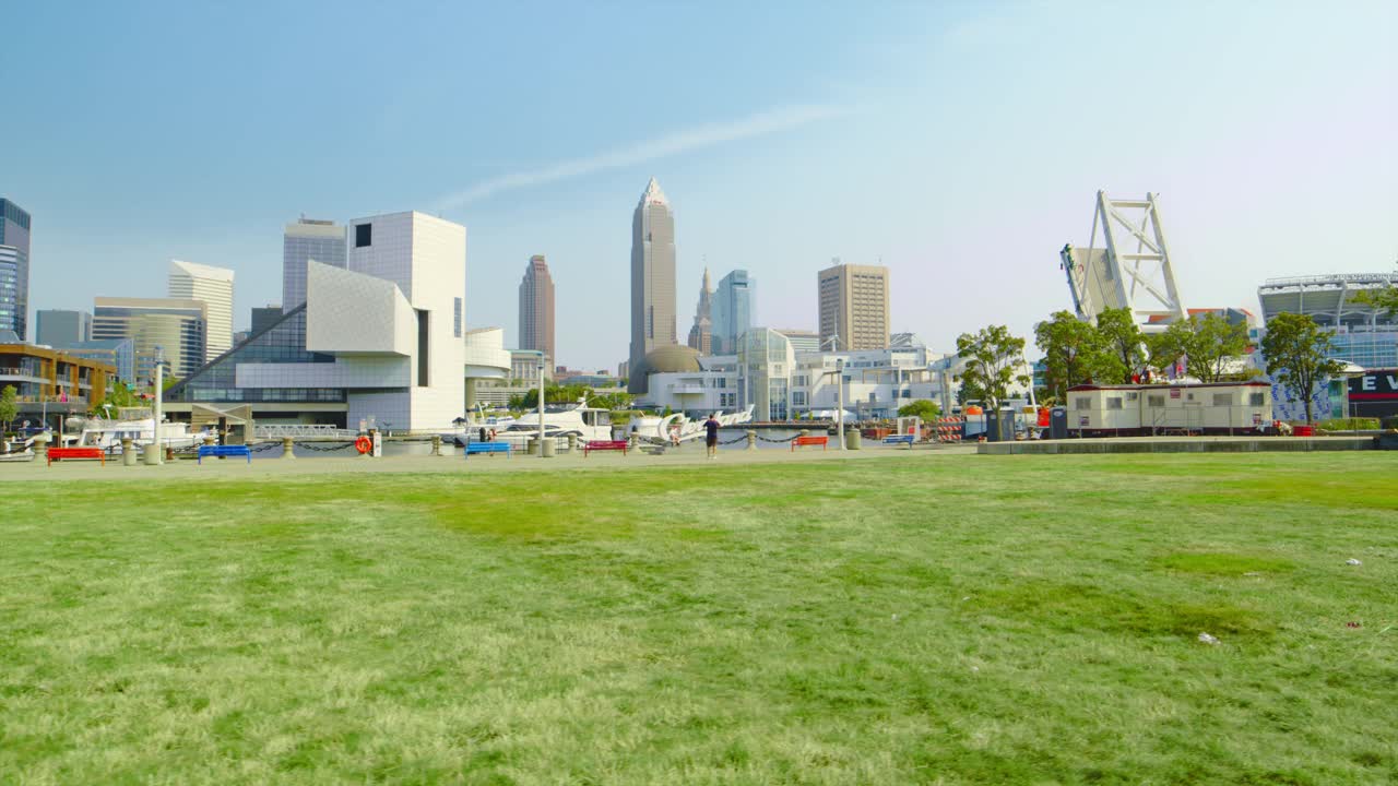 来自Voinovich Park的Cleveland Ohio Skyline报道视频素材