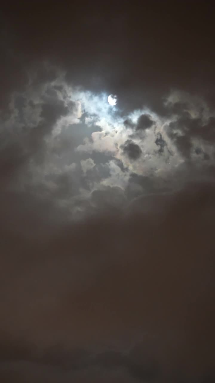 满月消失在云后面-垂直4K视频视频素材