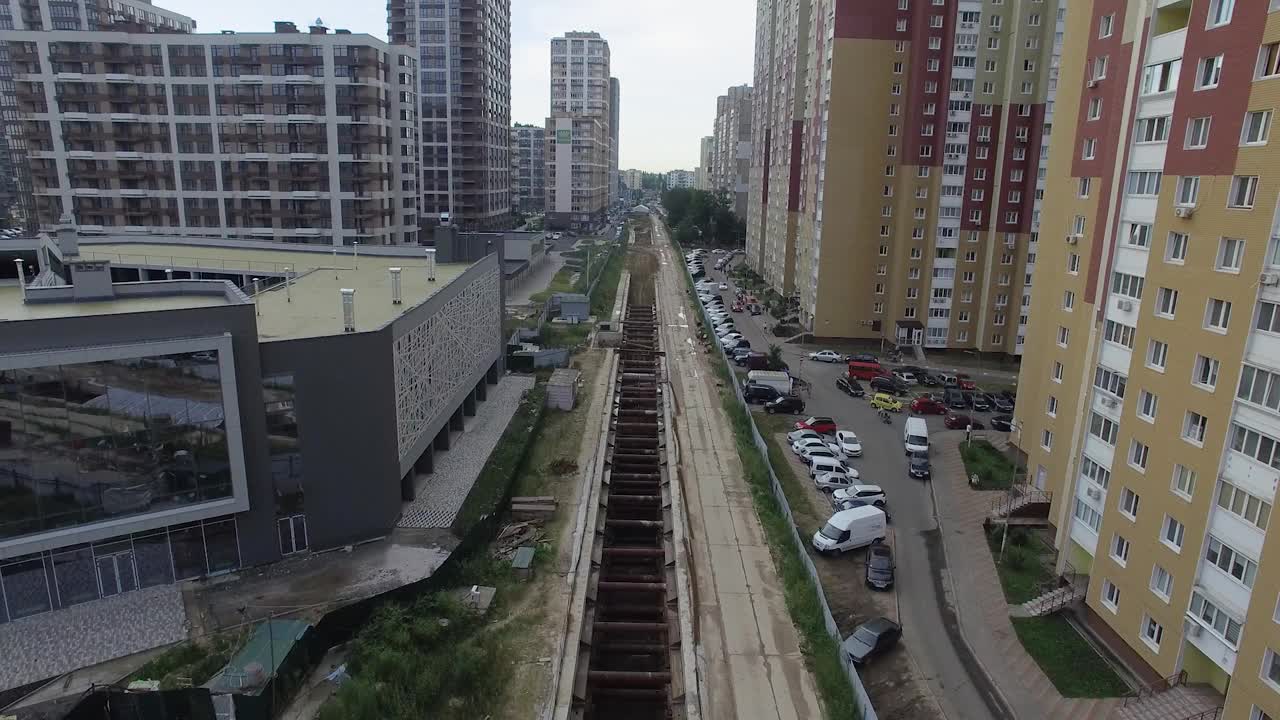 鸟瞰图在一个建设地铁隧道的沟渠，无人机视图。视频素材