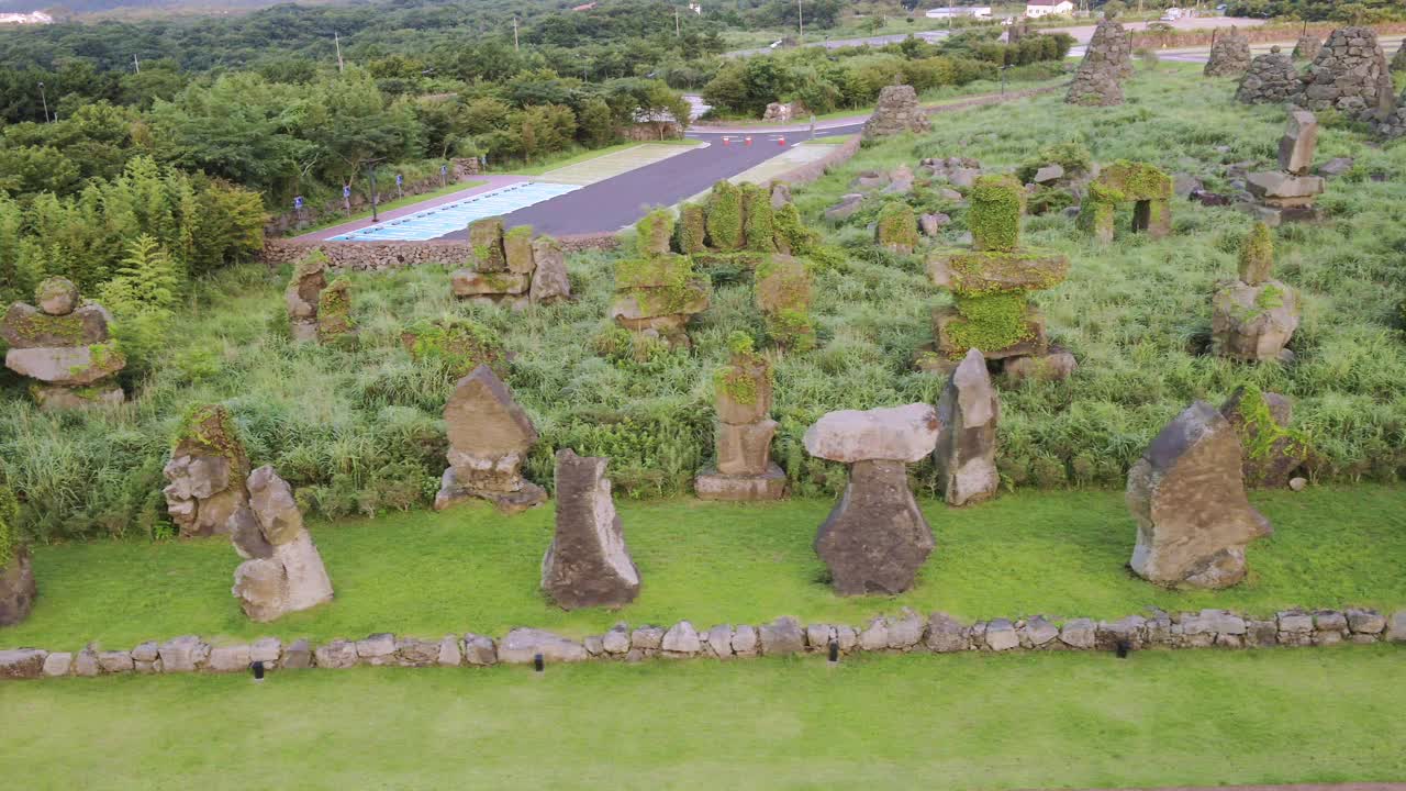 韩国济州岛，九川郡济州岛石碑公园的石塔景观视频素材