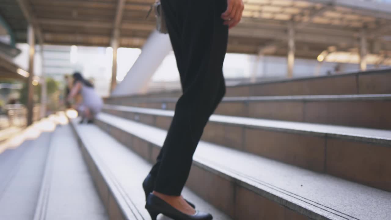 年轻女子急着去上班视频素材