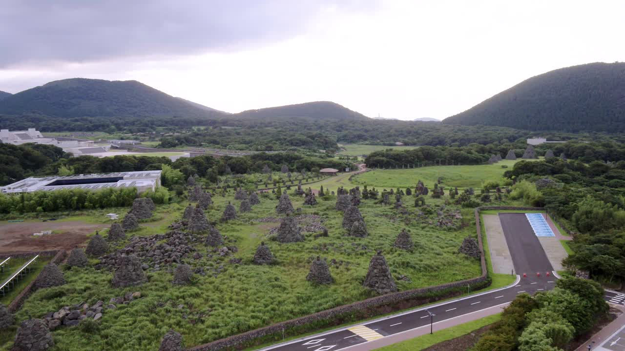 韩国，济州岛，韩国，济州岛，秋朝川郡，济州岛石头公园的石塔日落景色视频素材