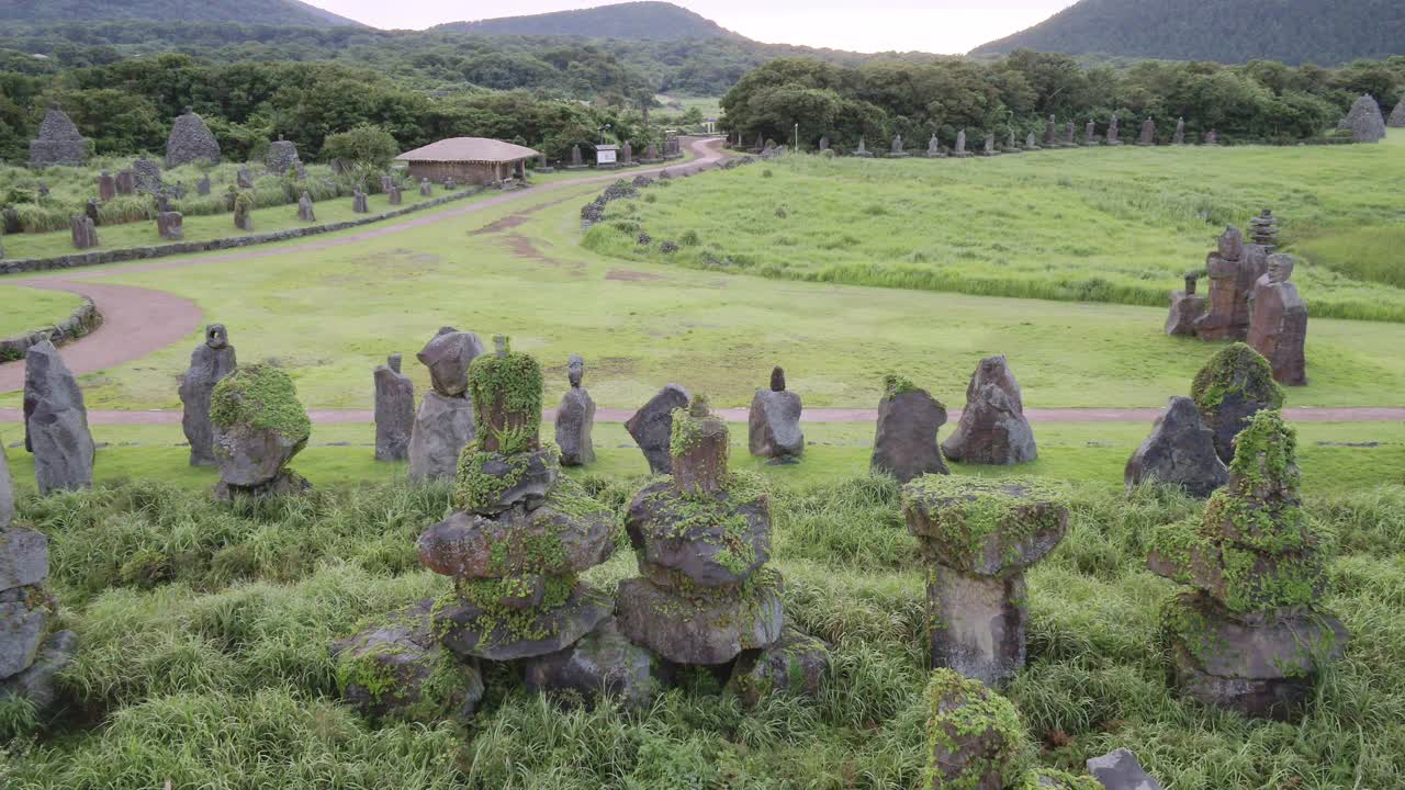 韩国济州岛，九川郡济州岛石头公园的石塔风景视频素材