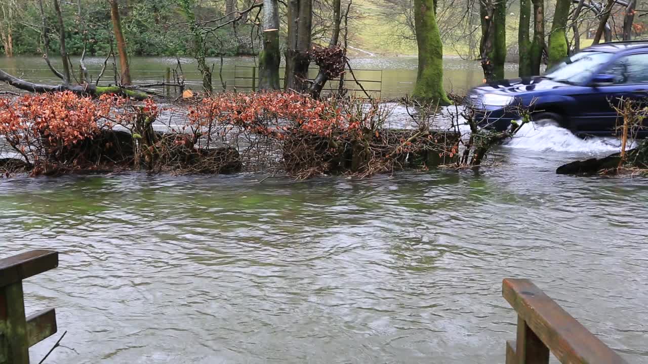 英国湖区，安布尔赛德的罗赛河决堤后，道路上的洪水泛滥。视频素材