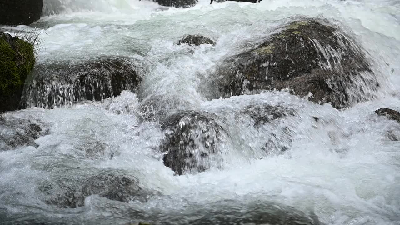 慢动作表面沸水视频素材