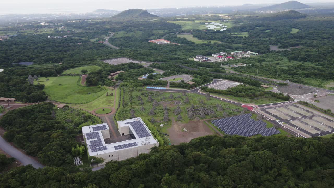 韩国济州岛，九川郡济州岛石塔公园的秋景视频素材