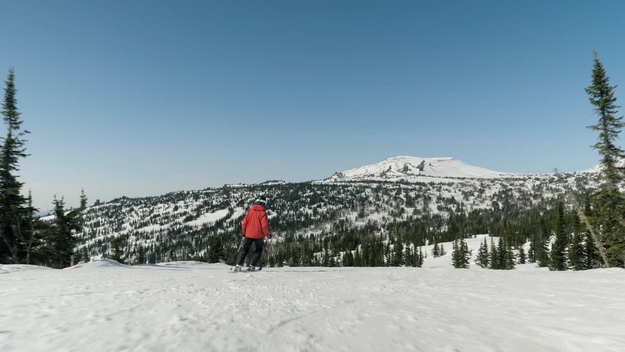 经验丰富的滑雪者在冬天从山上的斜坡上滑下来视频素材