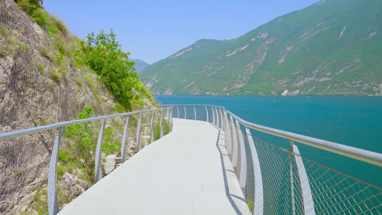 路悬在山上的岩石上，通往阿尔卑斯山的湖泊视频素材