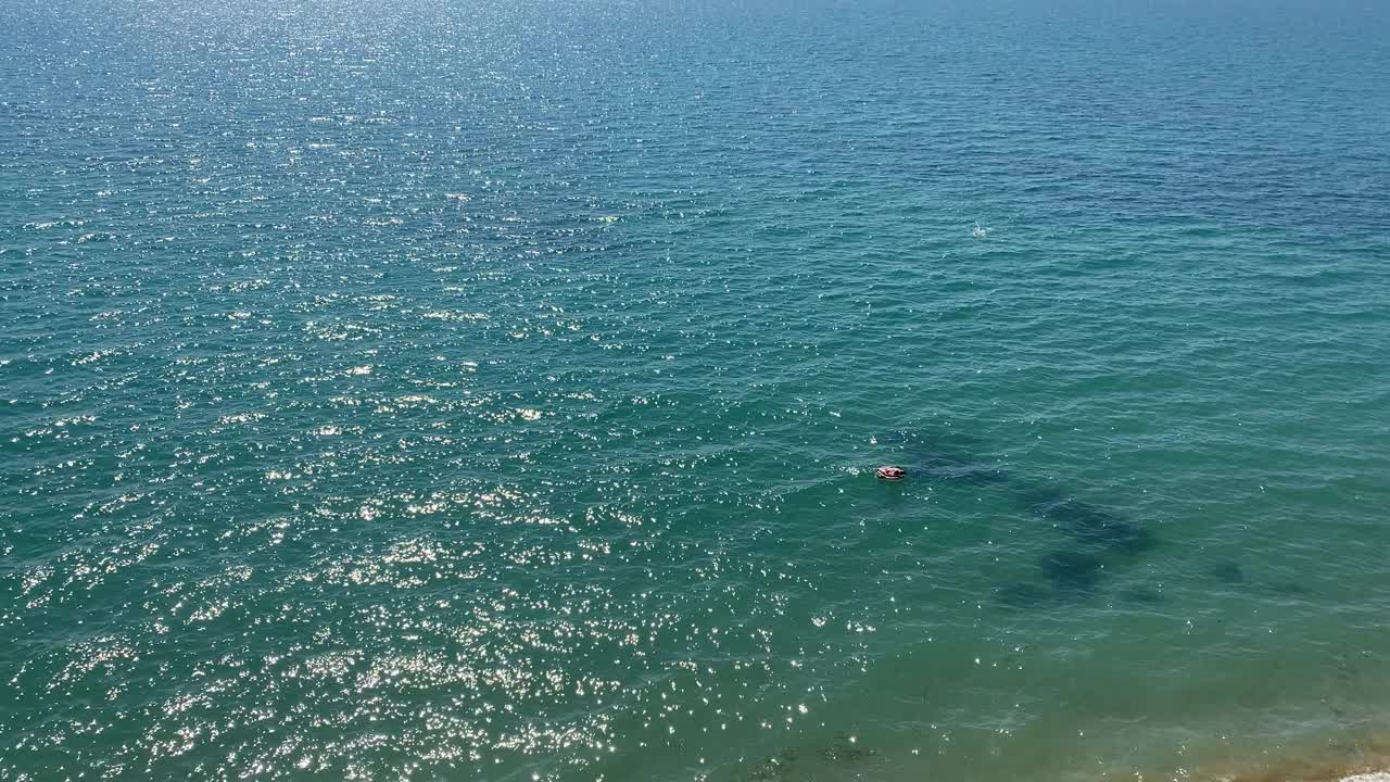 背景与水面同高，与人同高。视频素材