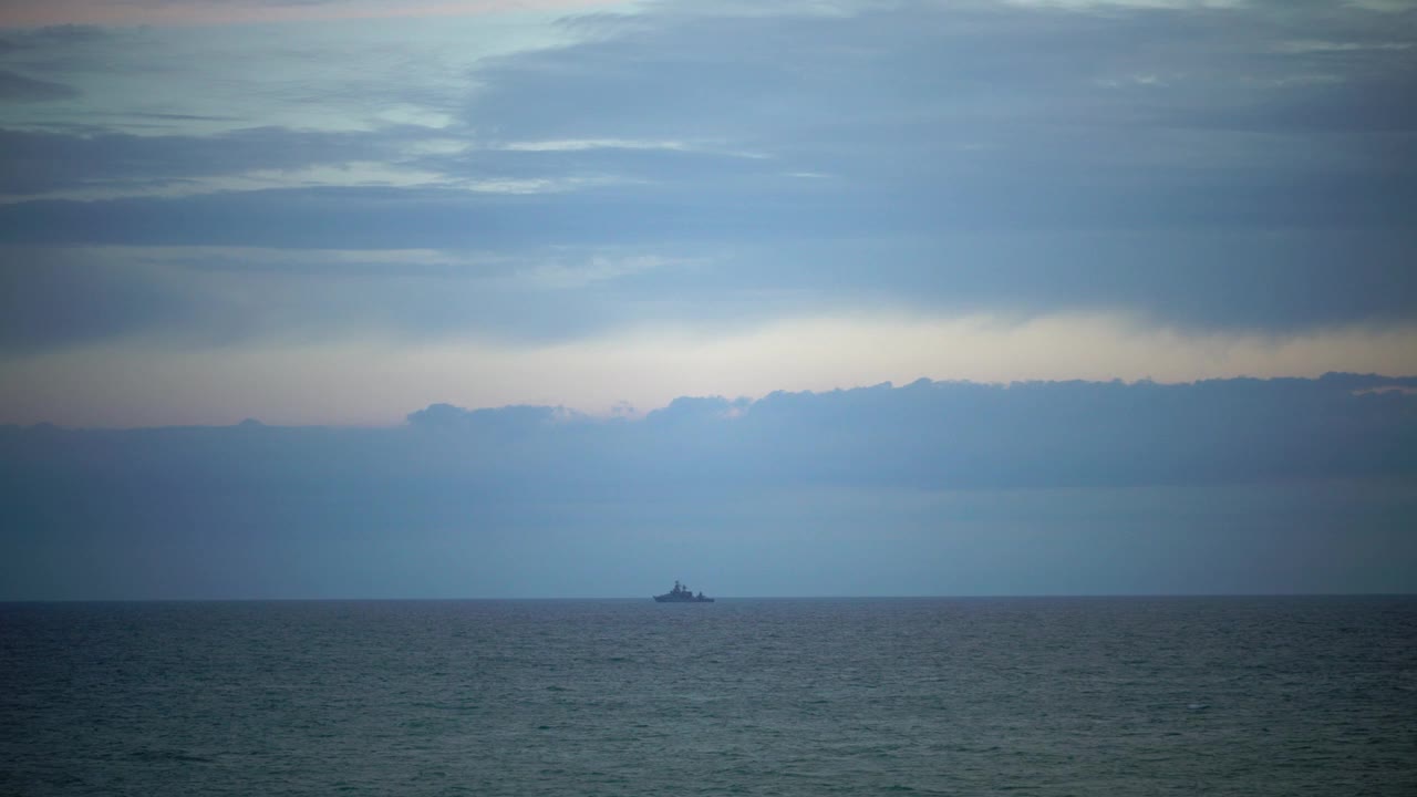 海景，美丽的日落和战舰视频素材