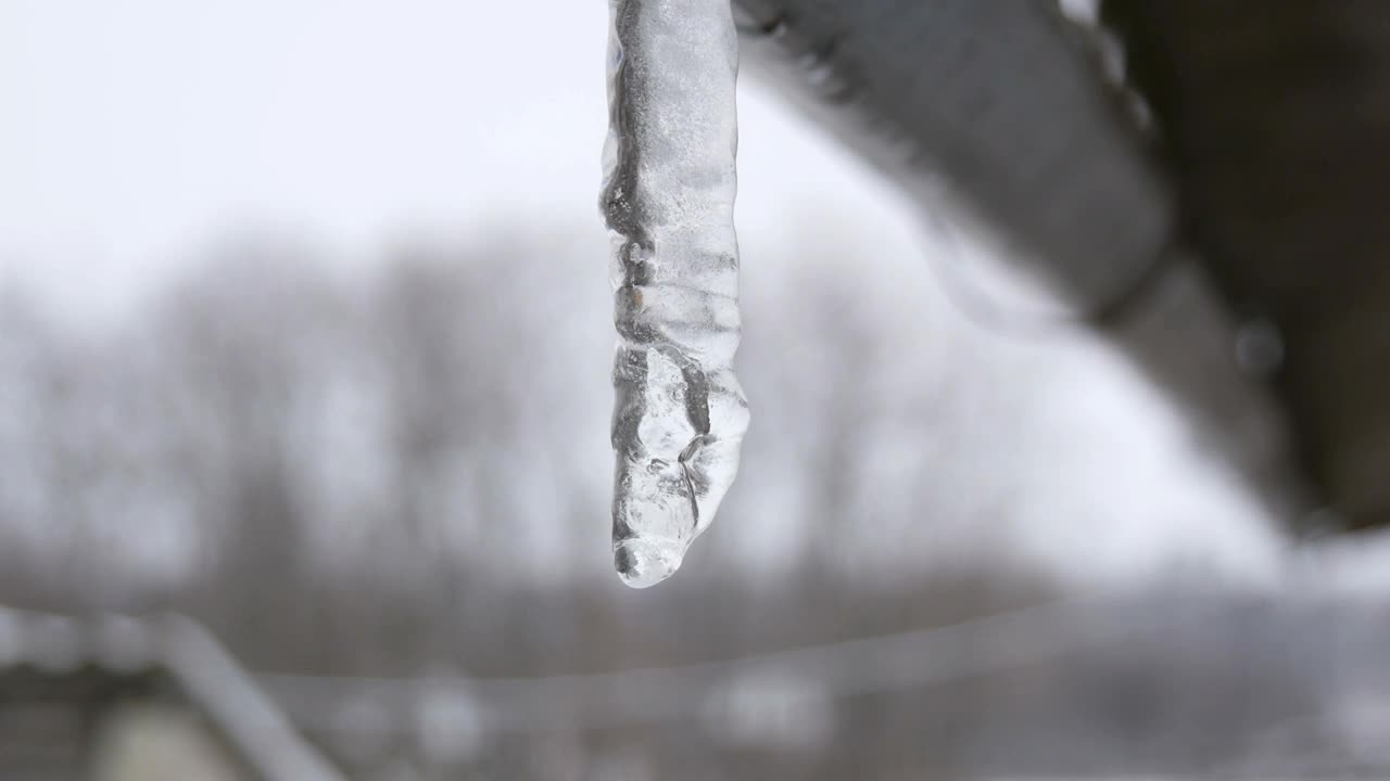 孤独的冰柱融化近景视频素材