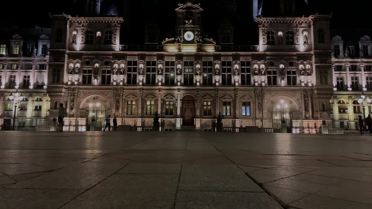 晚上的录像显示，人们走在巴黎当地政府的历史建筑前，该建筑被称为“De Ville酒店”。视频素材