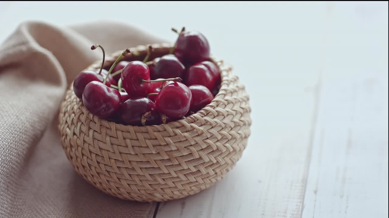 收获的浆果，自制的果酱和果酱食谱，一篮子新鲜的红甜樱桃高品质全高清视频视频下载