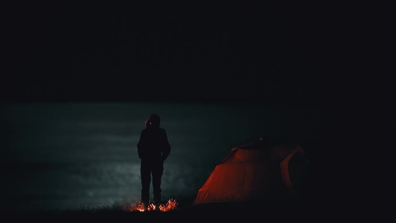 那对年轻夫妇在夜晚的营地里手牵着手聊天视频素材