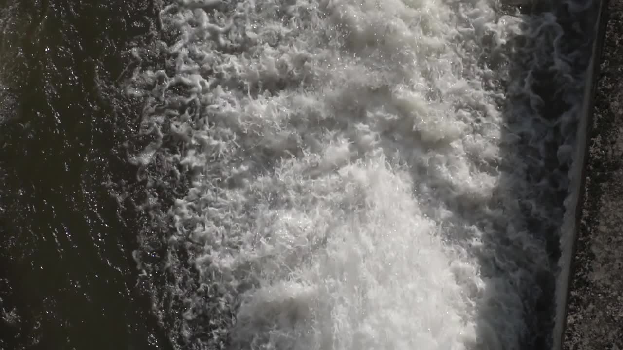 鸟瞰图——水电大坝放水，大坝产能过剩后一场大雨，秋季暴雨视频素材