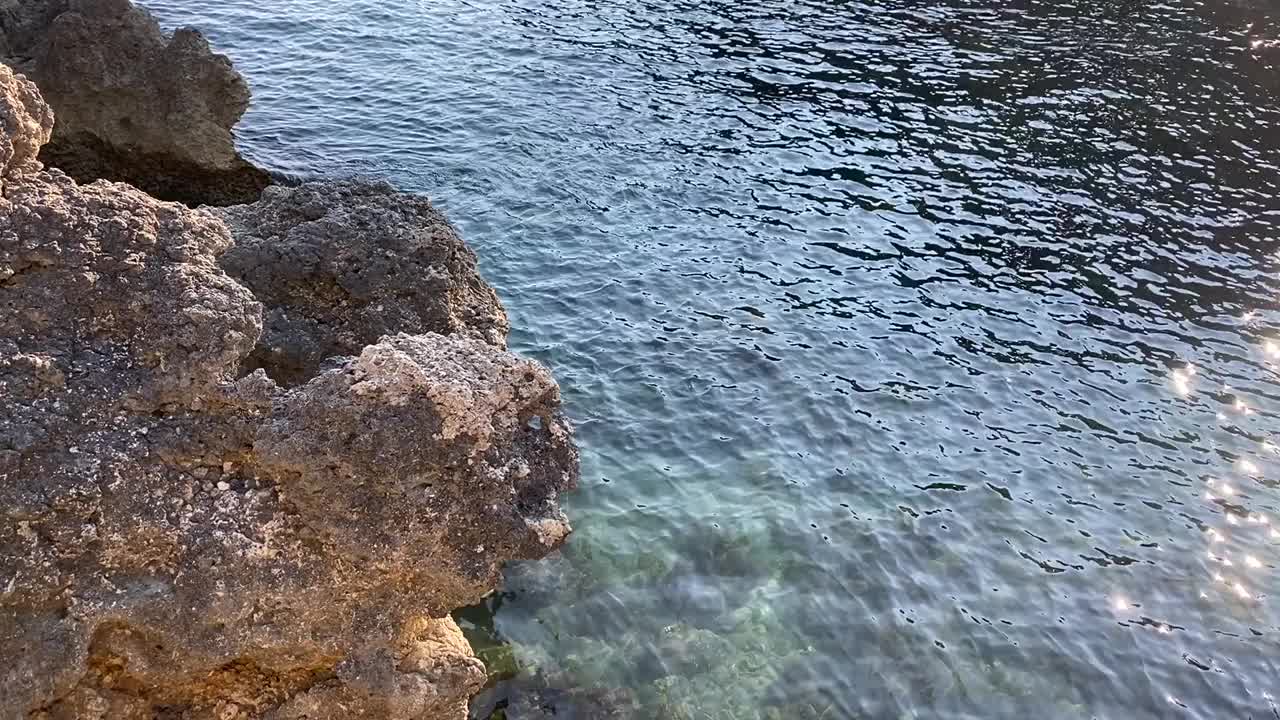 海水由不寻常的岩石。海景。神秘的海洞洞。在夏天的傍晚，水面的景色令人心旷神怡。视频素材