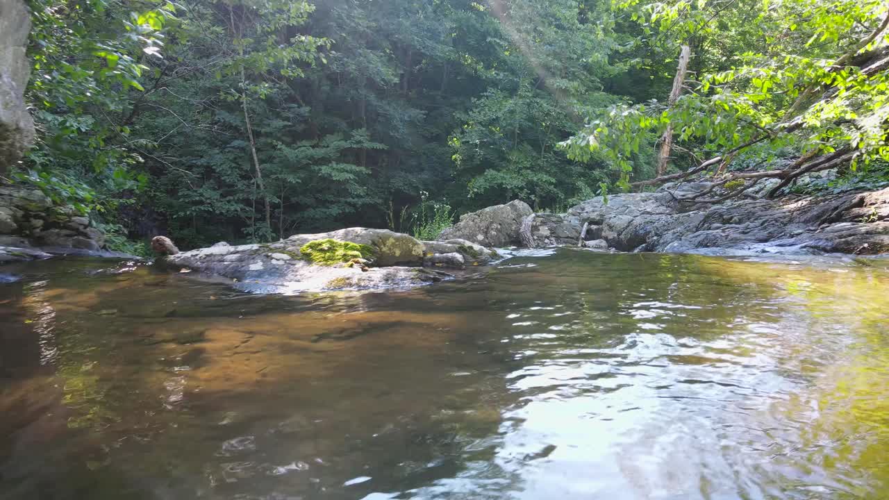 景区山森林瀑布公园鸟瞰图视频素材