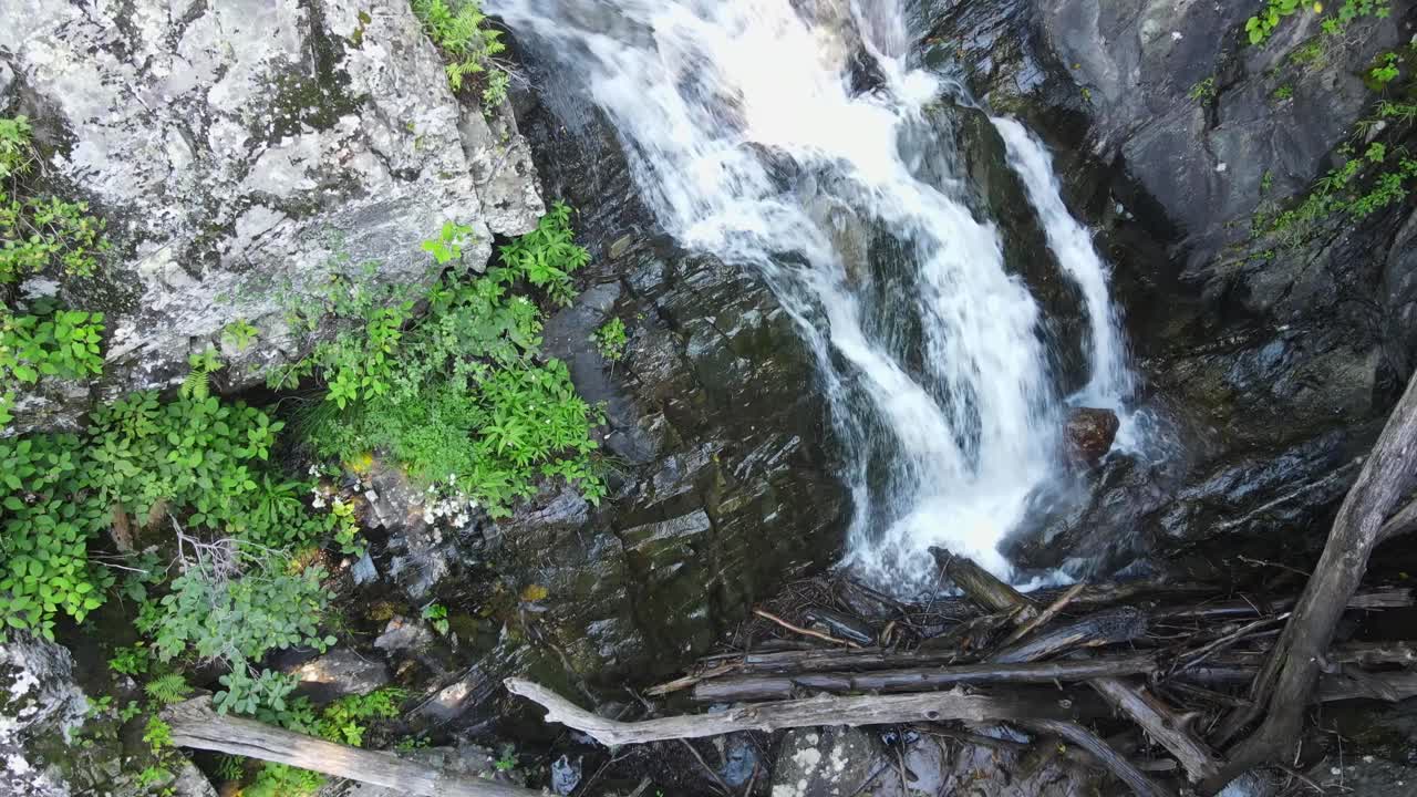 景区山森林瀑布公园鸟瞰图视频素材