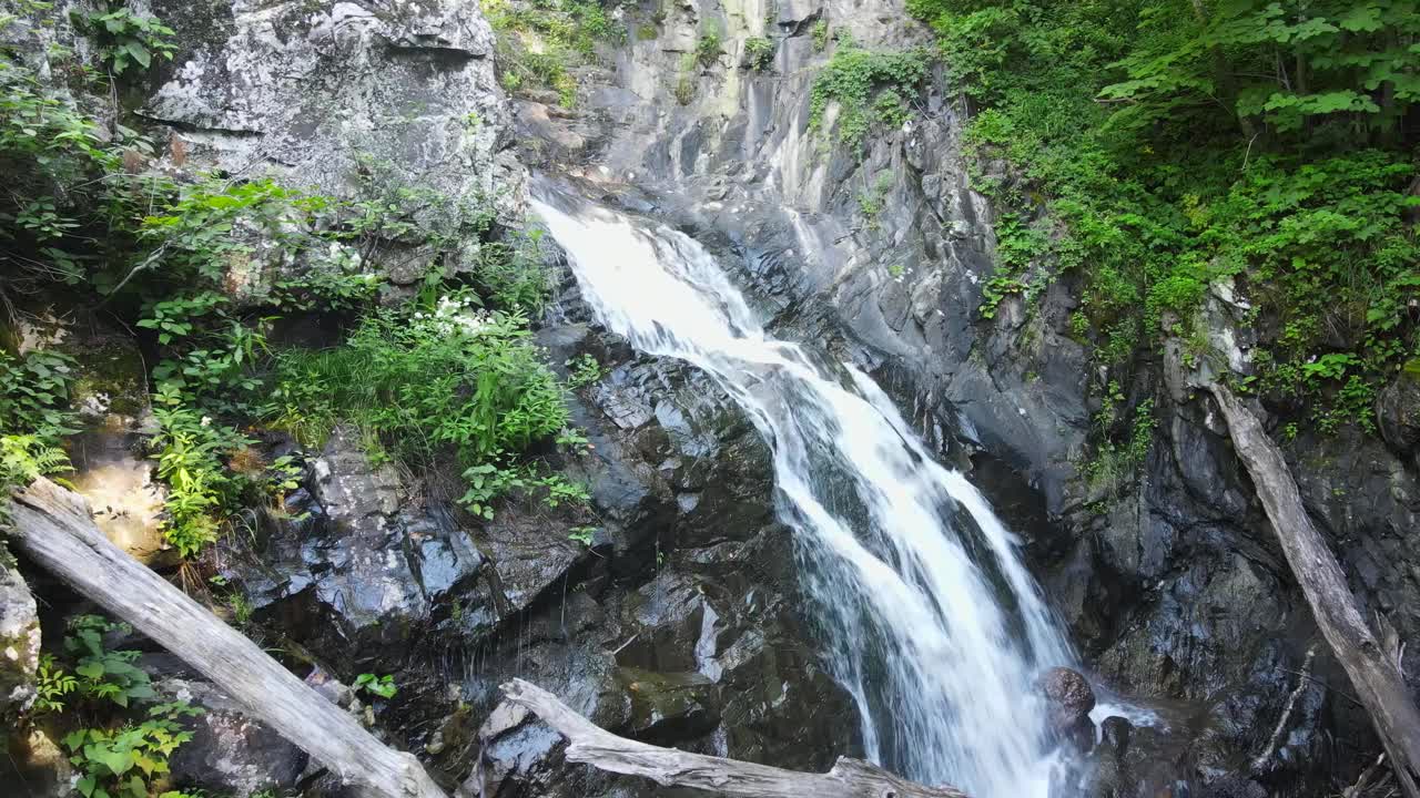 景区山森林瀑布公园鸟瞰图视频素材