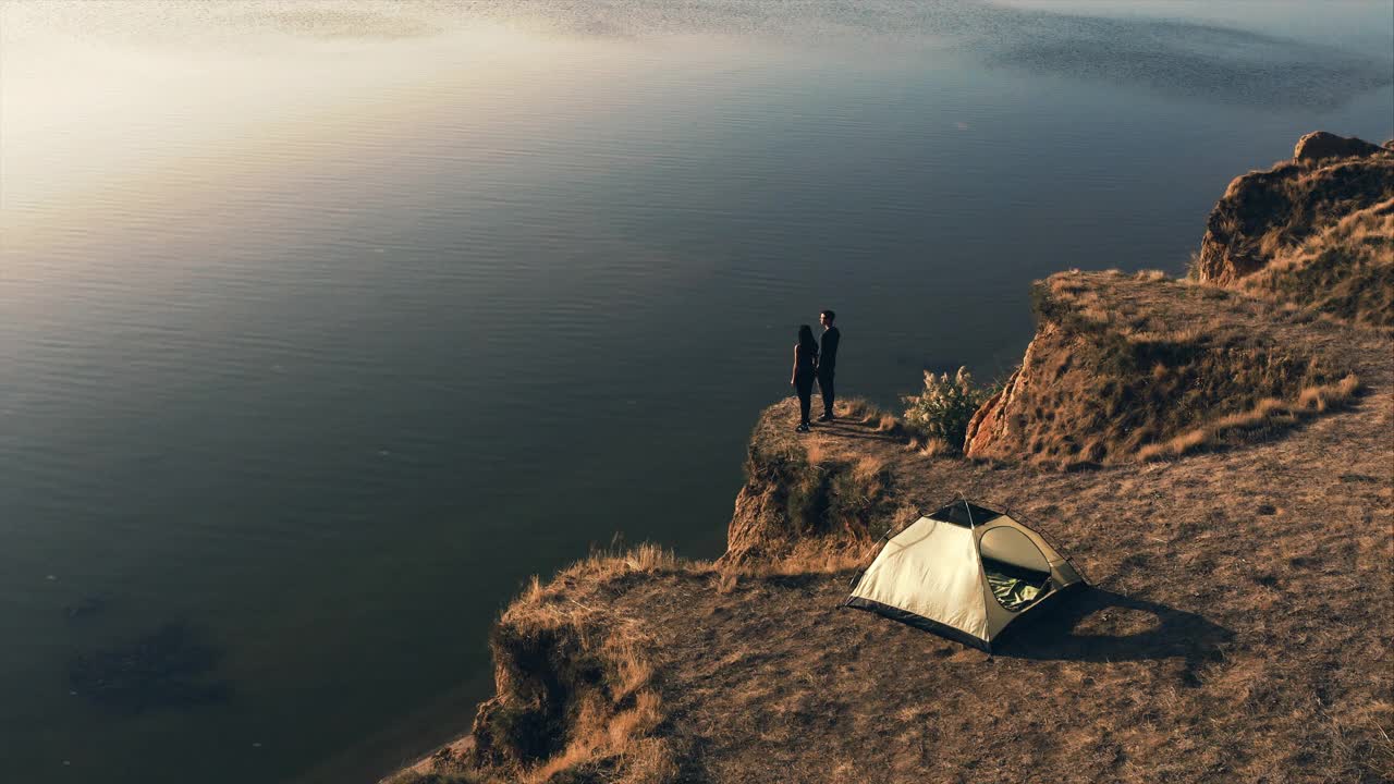 这对浪漫的夫妇站在海边的山崖上视频素材