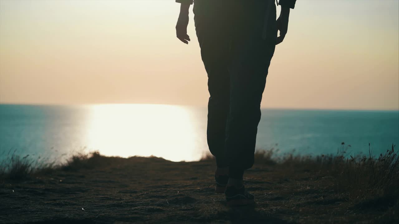 背着背包的女人在海边散步视频素材