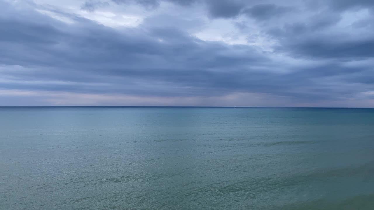 美丽的海景和多云的天空视频素材