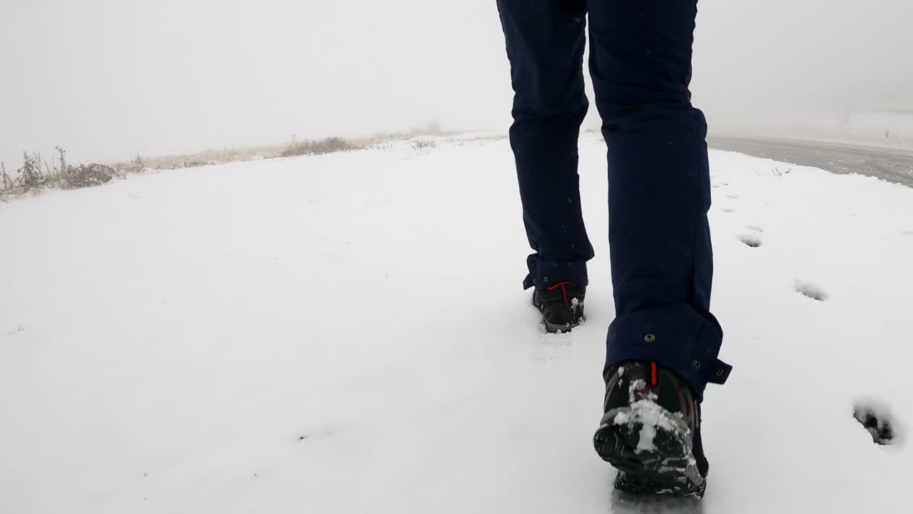 看男人的登山鞋，而行走在雪山上视频素材