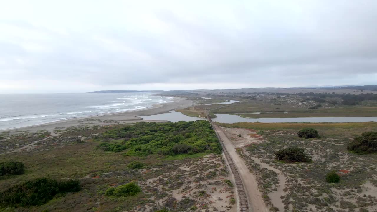 飞越铁路和湿地视频下载