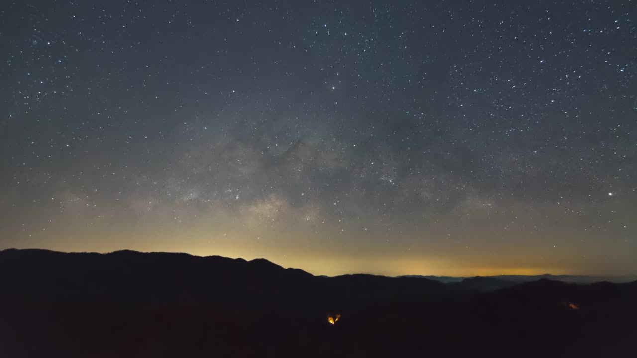 银河系时间流逝泰国南邦，宇宙星系银河系时间流逝，暗银河系，星系视图，恒星线，时间流逝夜空中的星星背景。4 k决议。视频素材