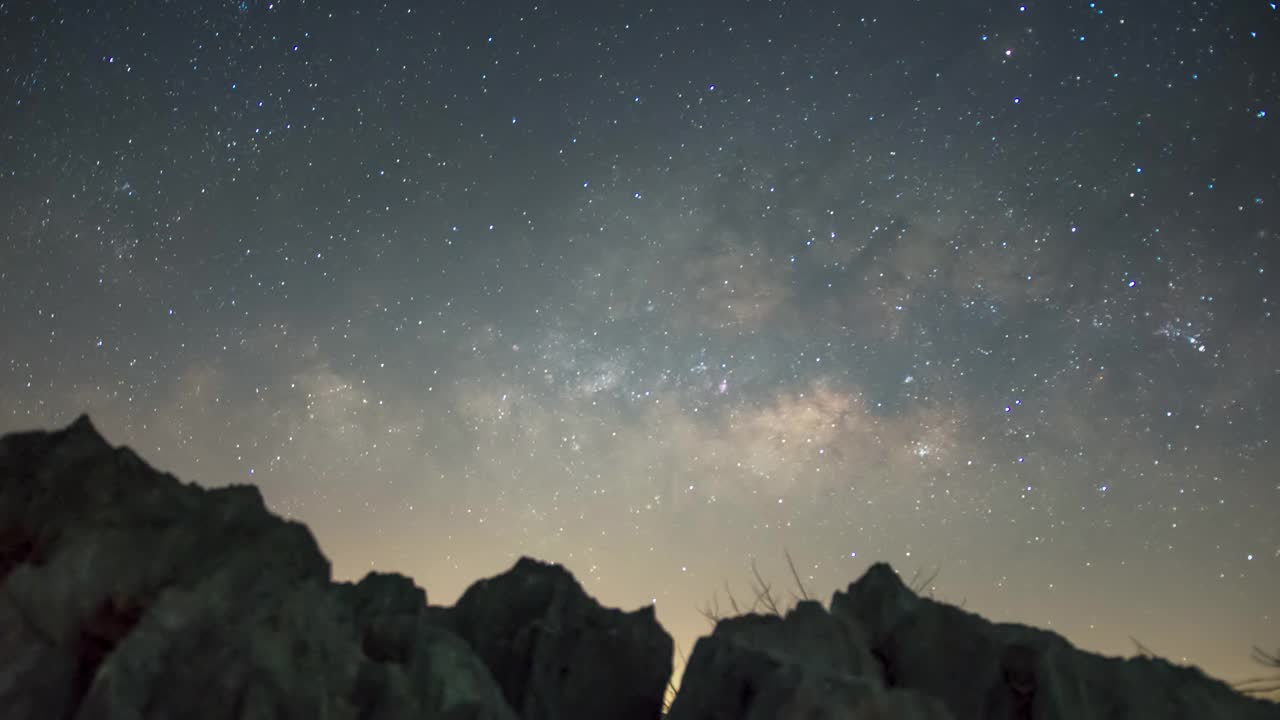 银河系时间流逝泰国南邦，宇宙星系银河系时间流逝，暗银河系，星系视图，恒星线，时间流逝夜空中的星星背景。4 k决议。视频素材