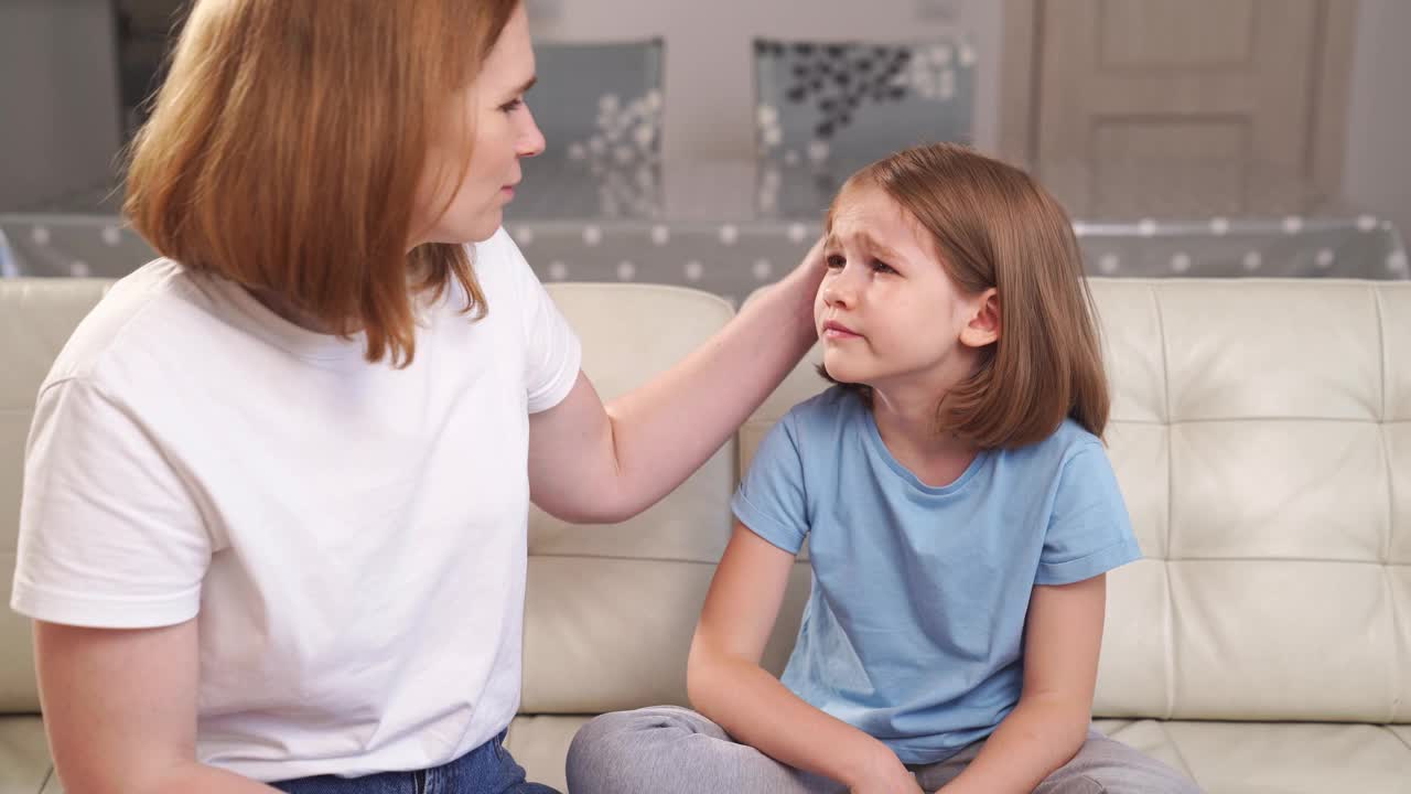 小女孩说嗓子疼，她妈妈给她检查。视频素材