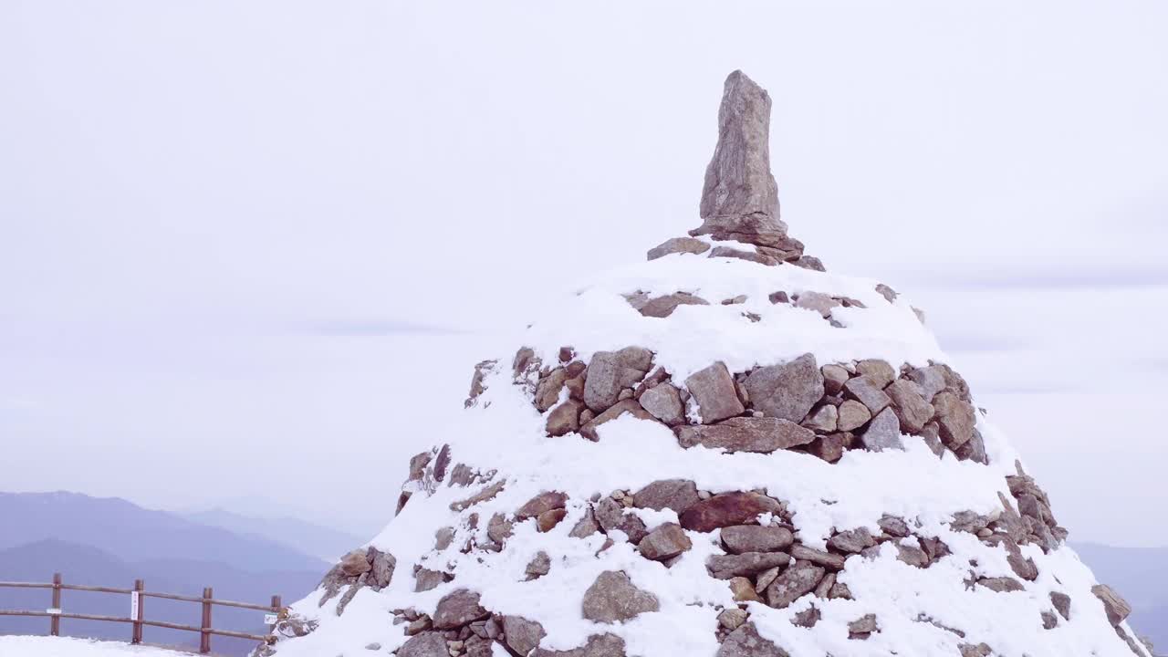 全罗南道求礼郡智异山老姑坛山顶的冬季雪景视频素材