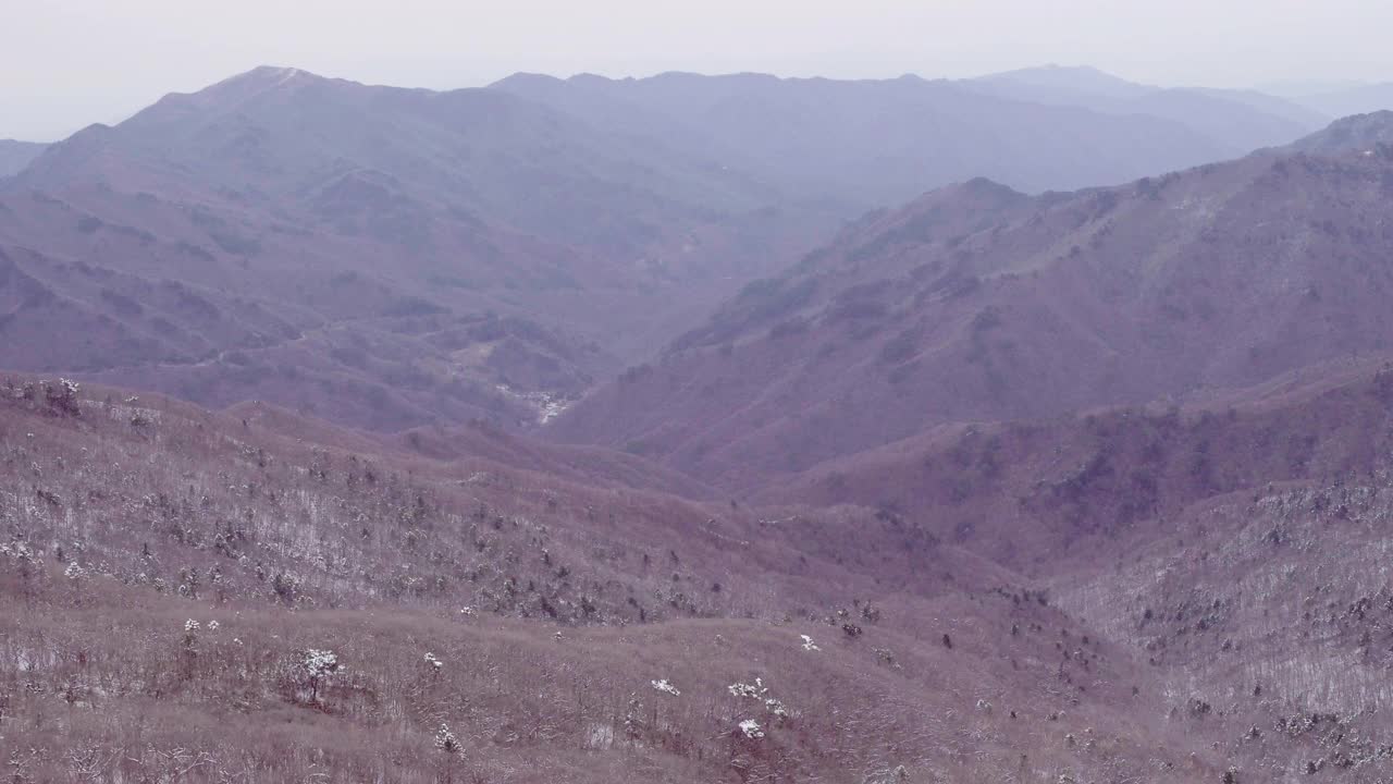 全罗南道求礼郡智异山老姑坛山顶的冬季雪景视频素材