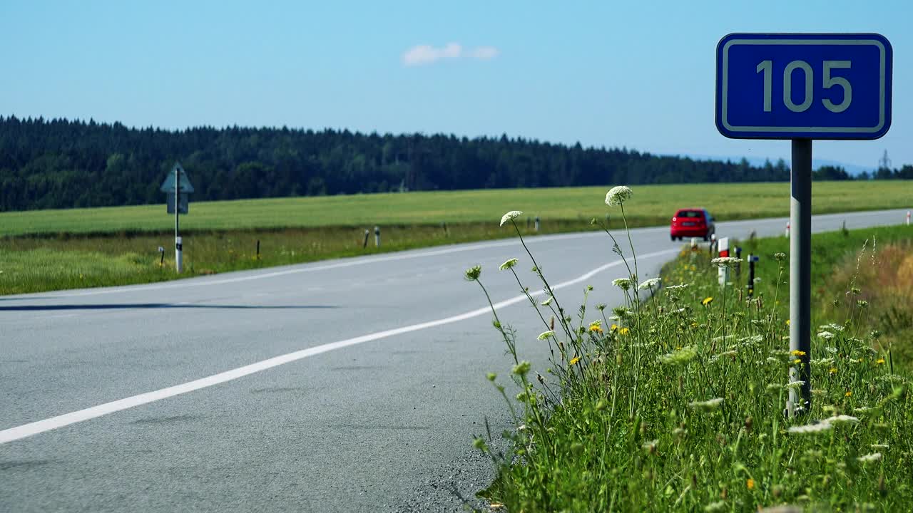 在田野之间的乡村道路-交通标志与道路的数量-晴天视频素材