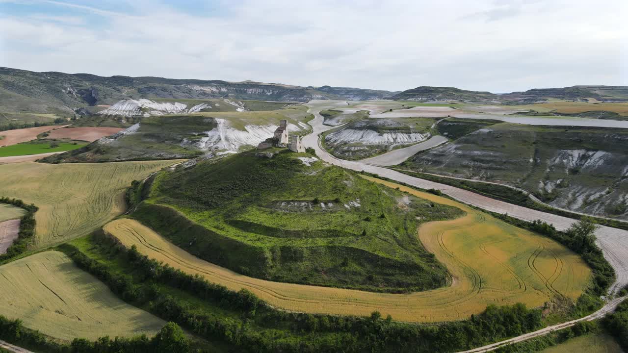 西班牙布尔戈斯罗哈斯山顶上的中世纪城堡废墟。高质量4k镜头视频素材