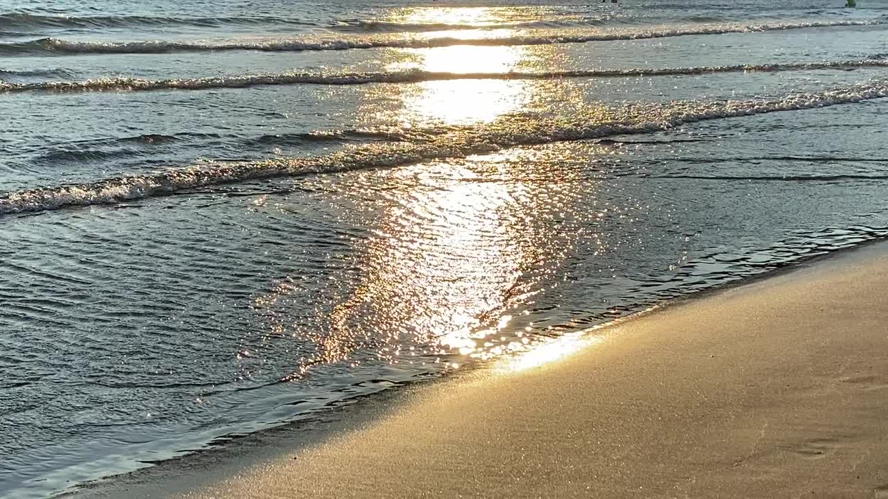 金色的海浪。闪亮的海景。海上美丽的金色日落。视频素材