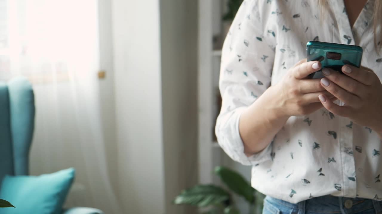 女人在家里用手机发短信视频素材