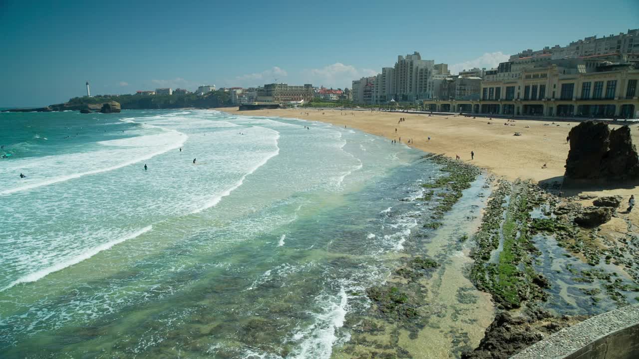 海浪冲击着海岸视频素材