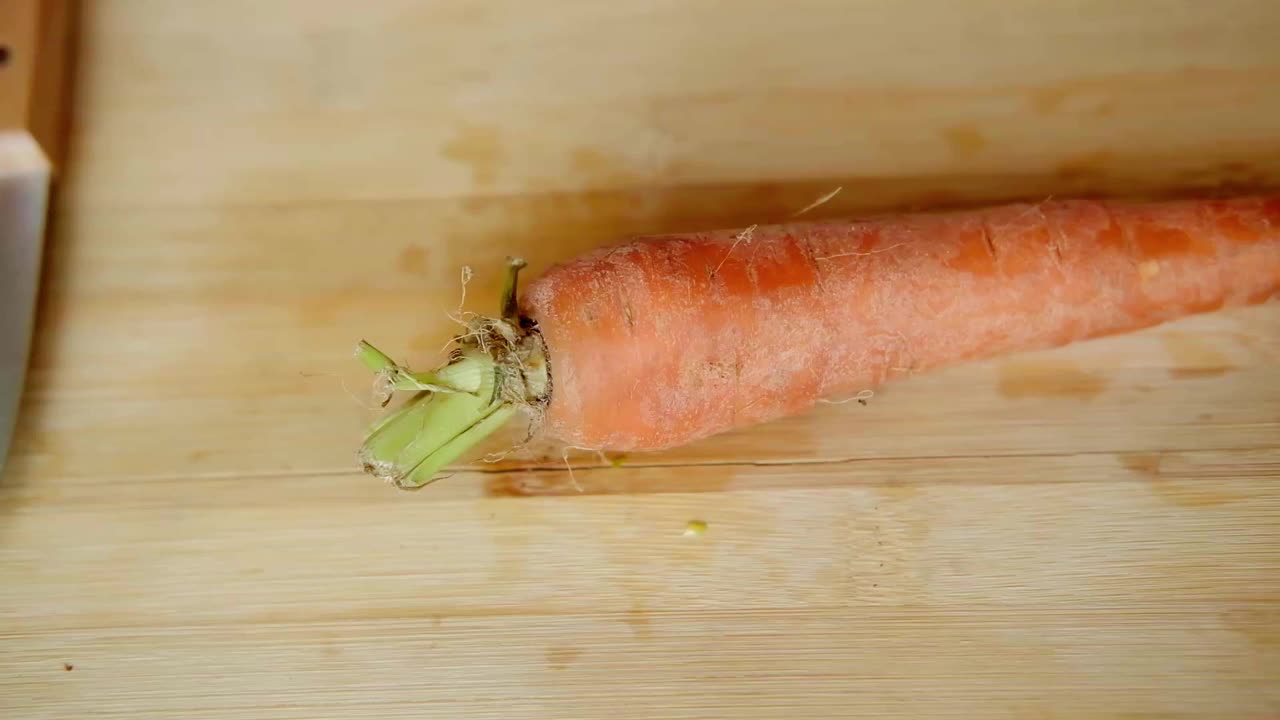 男人的手正在切洋葱。准备做饭。视频素材